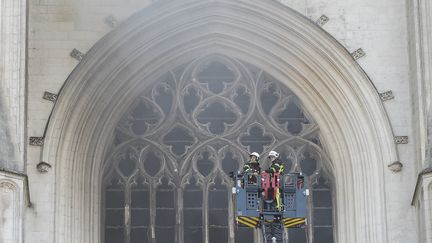 Image d'archive des pompiers au travail pour éteindre un incendie à la cathédrale de Nantes (Loire-Atlantique), 18 juillet 2020. (SEBASTIEN SALOM-GOMIS / AFP)