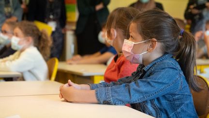 Des enfants dans une école de&nbsp;Ligné (Loire-Atlantique), le 2 septembre 2021. (ESTELLE RUIZ / HANS LUCAS / AFP)