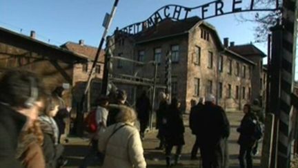 L'inscription "Arbeit macht frei" surplombe l'entrée du camp de concentration d'Auschwitz (F3NPDCP)