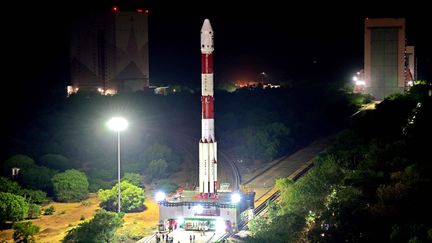 La fusée indienne qui doit emporter la sonde Aditya, le 30 août 2023 sur son pas de tir à Sriharikota (sud de l'Inde) (ISRO HANDOUT / MAXPPP)