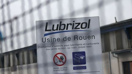 Panneau de l'usine Lubrizol à Rouen (Seine-Maritime), le 22 janvier 2013. (CHARLY TRIBALLEAU / AFP)