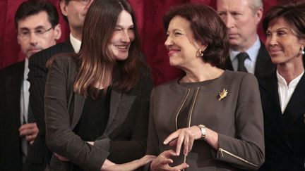 La premi&egrave;re dame, Carla Bruni-Sarkozy (G) et la ministre fran&ccedil;aise&nbsp;des Solidarit&eacute;s et de la Coh&eacute;sion sociale, Roselyne Bachelot-Narquin lors d'une c&eacute;r&eacute;monie au palais de l'Elys&eacute;e &agrave; Paris, le 14 mars 2012. (REUTERS)