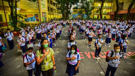 Des élèves retournent en classe, le 22 août 2022 aux Philippines. (MARIA TAN / AFP)