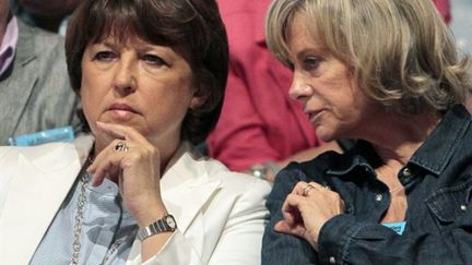 La première secrétaire du PS, Martine Aubry (avec, à sa droite, l'ex-garde des Sceaux socialiste Elisabeth Guigou) (AFP - JACQUES DEMARTHON)