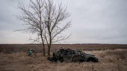 Un véhicule détruit près de Lyman, dans l'Oblast de Donetsk, en Ukraine, le 3 mars 2024. (WOLFGANG SCHWAN / ANADOLU / AFP)