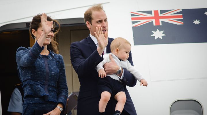 Le prince William tient son fils d'un bras tout en saluant les photographes, le 16 avril 2014, &agrave; l'a&eacute;roport de Wellington (Nouvelle-Z&eacute;lande). (MARK TANTRUM / AFP)