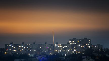 Un missile est tiré depuis Belgorod, en Russie, le 7 janvier 2024. (VADYM BIELIKOV / AFP)