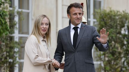 Emmanuel Macron a reçu Giorgia Meloni ce mardi à l'Elysée. C'est la première visite officielle de la cheffe du gouvernement italien en France. (LUDOVIC MARIN / AFP)