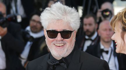 Le réalisateur espagnol Pedro Almodovar&nbsp;et l'actrice Emma Suarez sur le tapis rouge du festival de Cannes avant la présentation de leur film "Julieta", le 17 mai 2016. (REGIS DUVIGNAU / REUTERS)