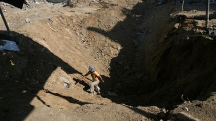 Impact d'une bombe israélienne visant les tunnels reliant l'Egypte à Gaza, soumis à un blocus (2 février 2009) (© France)