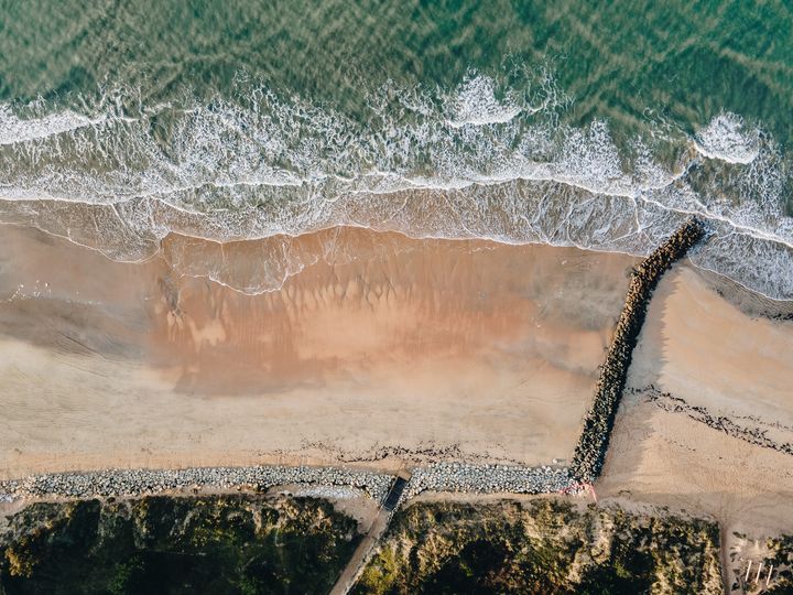 Un épis, ouvrage de défense rigide contre la mer, sur l'île d'Oléron, en novembre 2020. (PIERRE MOREL / FRANCEINFO)