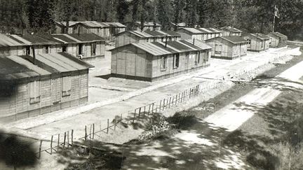 la défaite militaire de la France entraîne l'arrêt des usines d'armements. Quelques 5 000 Vietnamiens peuvent être rapatriés, avant que la flotte britannique n'empêche tout bateau français de rejoindre l'Extrême-Orient. Les 15 000 restants sont parqués dans des camps d'internement de la Zone sud : Marseille, Sorgues, Saint-Chamas, Agde, Toulouse, Bergerac, etc.
  (Pham Van Nhân)