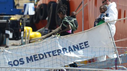 Des migrants débarquent à Senglea (Malte), le 15 août 2018, après avoir été pris en charge par le navire de secours l'"Aquarius" affrêté par l'ONG SOS Méditerranée. (MATTHEW MIRABELLI / AFP)