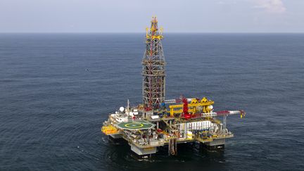 Une plateforme offshore&nbsp;de la compagnie Tullow Oil au large de la Guyane, le 18 septembre 2011. (JODY AMIET / AFP)