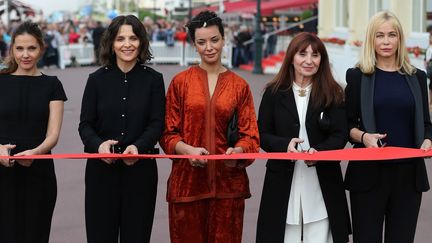 Emmanuelle Béart inaugure le festival de Cabourg avec Juliette Binoche,Loubna Abidar et Ariane Ascaride
 (CHARLY TRIBALLEAU / AFP)