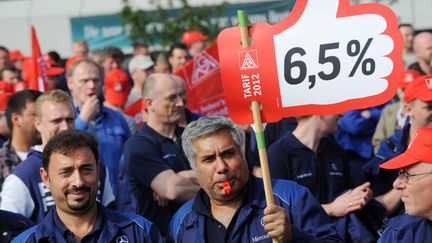 Des salari&eacute;s de Mercedes manifestent&nbsp;&agrave; Kassel (Allemagne), le 2 mai 2012. (UWE ZUCCHI / DPA / AFP)