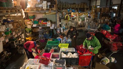 Des bénévoles et des humanitaires gèrent des stocks de vivres dans un entrepôt bapitsé "The warehouse", dans la "jungle" de Calais, le 13 janvier 2016.&nbsp; (MAXPPP)