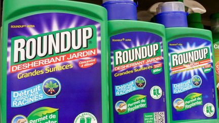 Des flacons de glyphosate dans un magasin de jardinage à Marseille (Bouches-du-Rhône), le 28 novembre 2017.&nbsp; (DENIS THAUST / CROWDSPARK / AFP)