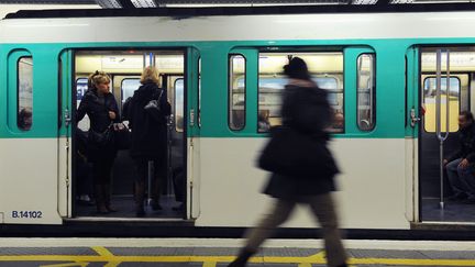 Une femme marche dans le m&eacute;tro, &agrave; Paris, le 28 octobre 2010. (MIGUEL MEDINA / AFP)