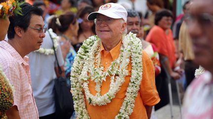 Gaston Flosse rencontre des supporters de son parti Tahoeraa, le jour des s&eacute;natoriales, le 28 septembre 2014, &agrave; Papeete (Tahiti). (GREGORY BOISSY / AFP)