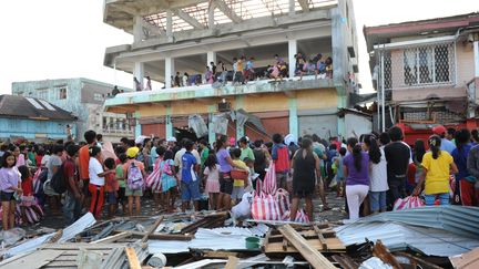 Les sinistr&eacute;s de Guiuan, &agrave; l'est de l'&icirc;le de Samar (Philippines), le 11 novembre 2013. (TED ALJIBE / AFP)