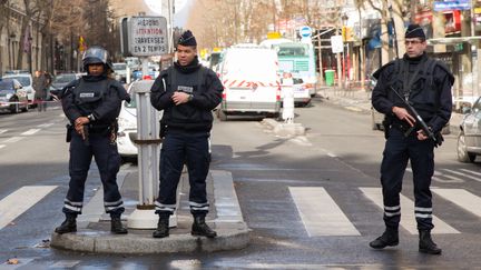 Des policiers sécurisent la rue&nbsp;à proximité du commissariat de la Goutte-d'Or, attaqué par un homme armé d'un couteau le 7 janvier 2016, à Paris. (MICHAUD GAEL / NURPHOTO)