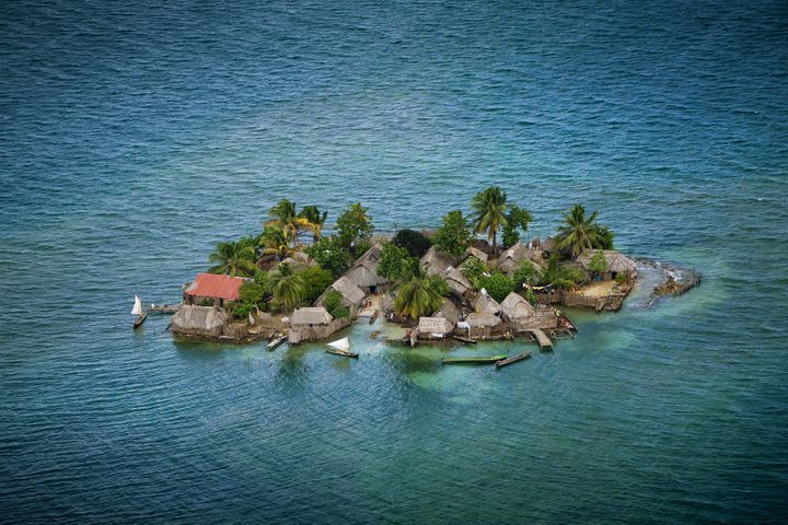 Habitations des Indiens Kuna, Iles Robeson, archipel des San Blas, Panama
 (Arthus-Bertrand / Altitude)