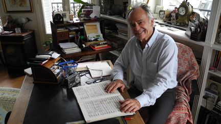 Jean-Claude Casadesus début novembre 2015 dans l'appartement familial à deux pas du Sacré Coeur à Paris.
 (Lorenzo Ciavarini Azzi/Culturebox)