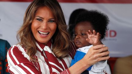 Loin de Donald Trump, les bras chargés d'ours en peluche, la première dame des Etats-Unis est apparue comme un poisson dans l'eau auprès d'enfants hospitalisés, de leurs mamans et du personnel infirmier, au premier jour d'un déplacement inaugural en Afrique. Décrit comme une «visite diplomatique et humanitaire», ce voyage est, entre autres, l'occasion de tenter d'effacer en douceur les propos injurieux du président américain sur les «pays de merde» d'où viennent les migrants. Le Malawi, le Kenya et enfin l'Egypte sont à l'agenda du circuit africain de Melania Trump. (Carlo ALLEGRI / REUTERS)