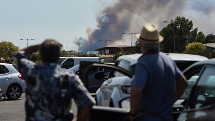 Des personnes observent l'incendie à La Teste-de-Buch&nbsp;en Gironde, le 16 juillet 2022 Photo d'illustration.. (GAIZKA IROZ / AFP)