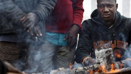 Des sans-papiers en grève occupent leur lieu de travail, un site de tri de déchets à Nanterre (10 novembre 2009) (AFP / Joël Saget)