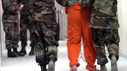 &nbsp; (Un détenu de Guantanamo part pour un interrogatoire © Maxppp)