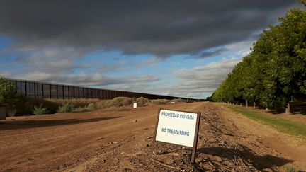 La "Border Fence", long grillage métallique de cinq mètres de hauts, matérialise une partie de la frontière entre les Etats-Unis et le Mexique. Construite en 2006 sous l’administration Bush, elle est censée empêcher l'immigration clandestine. (ISABELLE LABEYRIE / RADIO FRANCE)