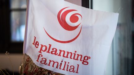 Un drapeau du planning familial. (XOSE BOUZAS / HANS LUCAS / VIA AFP)