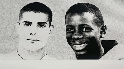 Une photo de&nbsp;Zyed (&agrave; gauche) et Bouna (&agrave; droite), les adolescents morts dans un transformateur &eacute;lectrique &agrave; Clichy-sous-Bois, peu avant leur mort, en 2005..&nbsp; (OLIVIER LABAN-MATTEI / AFP)