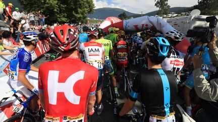 La flamme rouge effondrée sur le peloton (KENZO TRIBOUILLARD / AFP)