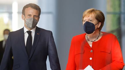 Emmanuel Macron et Angela Merkel, le 18 juin 2021 avant une conférence de presse à Berlin, en Allemagne. (AXEL SCHMIDT / REUTERS-POOL / DPA PICTURE ALLIANCE VIA AFP)