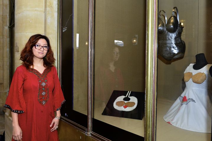 Kubra Khademi devant son oeuvre exposée dans la vitrine du Palais Royal.
 (Thibaut Chapotot)