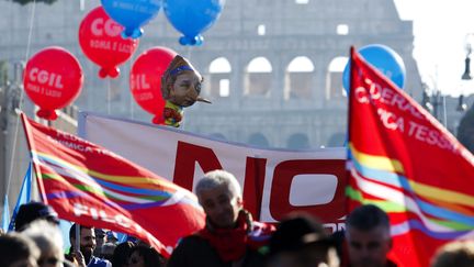 &nbsp; (Des milliers de personnes ont manifesté ce vendredi matin dans les rues de Rome  © Reuters/ Reno Casilli)