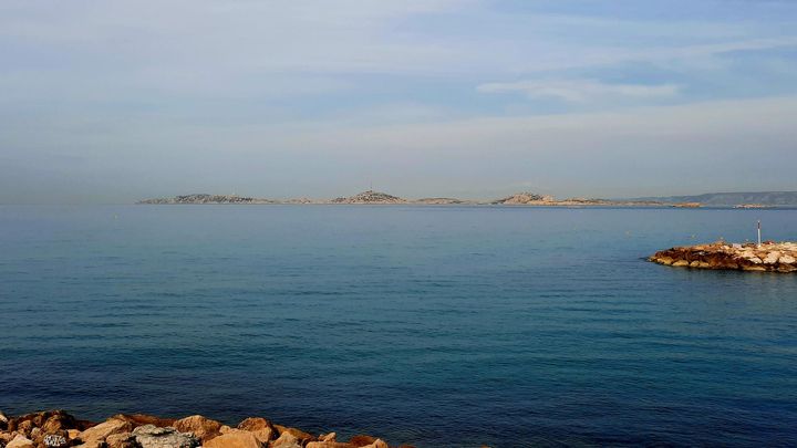 Le plan d'eau de Marseille, avec les îles du Frioul comme décor, sera visible par les spectateurs depuis les côtes et la Corniche. (JÉRÔME VAL / RADIO FRANCE)