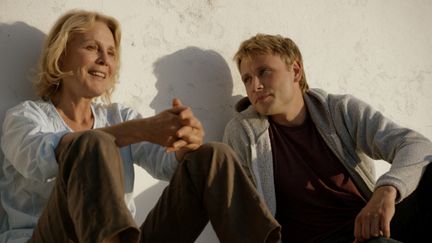 &nbsp; (Marthe Keller et Max Riemelt jouent deux voisins qui se lient d'amitié, à Ibiza © Les Films du Losange)