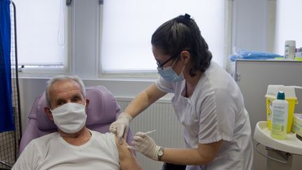 Un&nbsp;homme reçoit une injection d'un des vaccins contre le Covid-19, au centre de vaccination de Briançon (Hautes-Alpes), le 28 janvier 2021. (THIBAUT DURAND / HANS LUCAS / AFP)