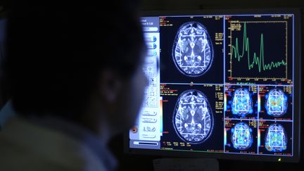 Examen d'une IRM à l'hôpital de la Pitié-Salpêtrière, à Paris. (GETTY IMAGES / UNIVERSAL IMAGES GROUP)