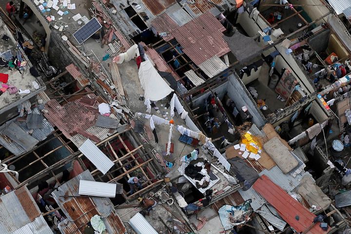 Une vue aérienne d'un quartier de Jeremie, ville très durement touchée par l'ouragan Matthew, le 6 octobre 2016, à Haïti.&nbsp; (CARLOS GARCIA RAWLINS / REUTERS)