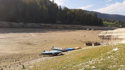 Des embarcations échouées à l'endroit où se situait autrefois le Doubs, à Villers-le-Lac (Doubs). (ALAIN GASTAL / RADIO FRANCE)