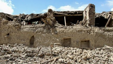 Une maison endommagée, le 22 juin 2022, dans le district de Gayan au sein de la province de Paktika, en Afghanistan. (AFP)