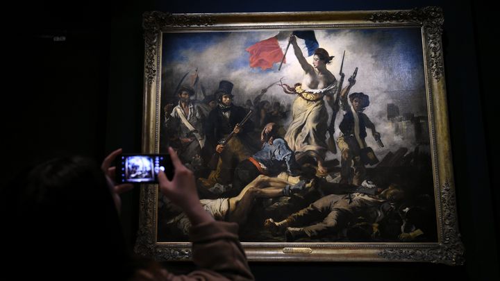 "Le 28 juillet 1830. La liberté guidant le peuple", d'Eugène Delacroix lors d'une exposition au Louvre consacrer au peintre. (PHOTOPQR/L'EST REPUBLICAIN/MAXPP)