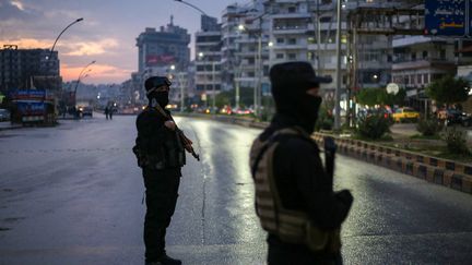 Des soldats du nouveau régime syrien le 26 décembre 2024 dans les rues de Lattaquié, fief de la communauté alaouite (AAREF WATAD / AFP)