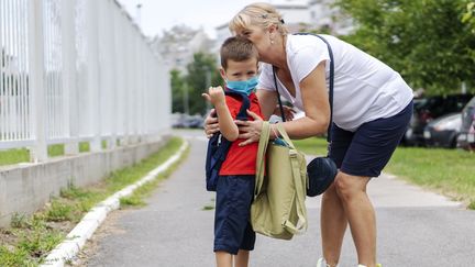 Selon le docteur Jean-Paul Hamon, il n’y a pas de contre-indication à ce que les grands-parents s’occupent de leurs petits-enfants, il suffit de bien respecter les gestes barrières (GETTY IMAGES)