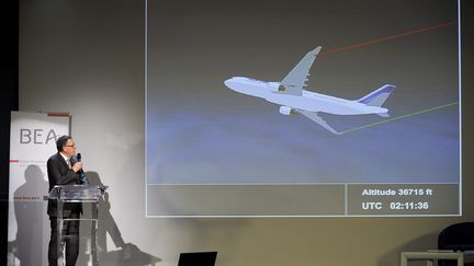 Le BEA tient une conférence de presse, le 5 juillet 2012 au Bourget, pour présenter le résultat de ses investigations après le crash&nbsp;de l'Airbus A330 qui assurait le vol AF 447 entre Rio et Paris le 1er juin 2009 et s'est abîmé dans l'océan Atlantique au large du Brésil, entraînant dans la mort 228 personnes.  (YOAN VALAT / EPA)